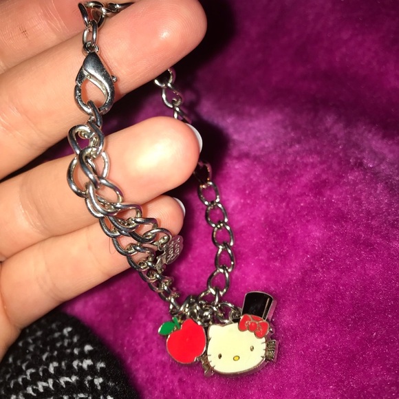 RARE VINTAGE HELLO KITTY NEW YORK TOP HAT APPLE CHARM BRACELET - Picture 3 of 4